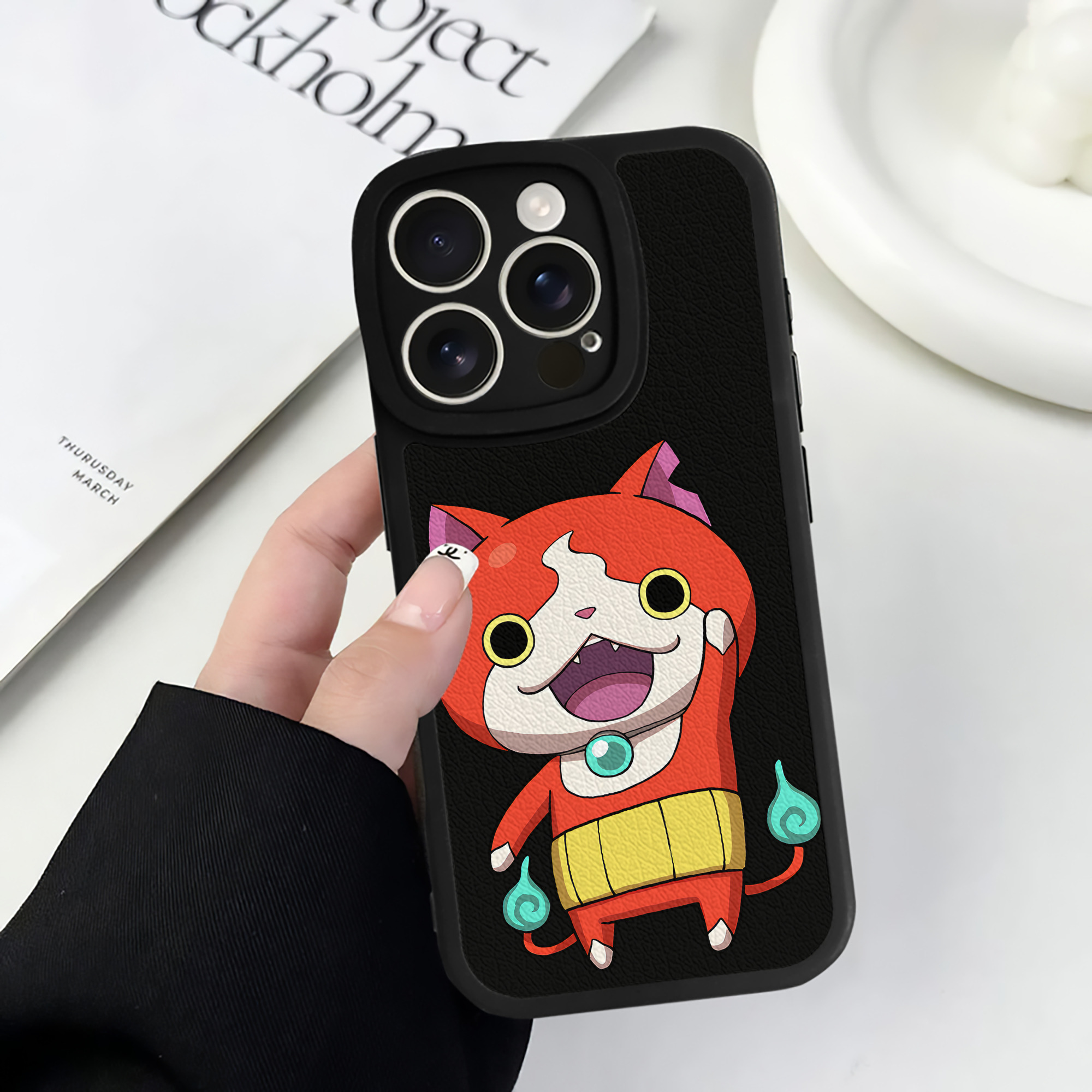 （画像用） 妖怪ウォッチ Yo-kai Watch 【iPhone 16シリーズ対応】シリコンスマホケース（レザー調） 材質：シリコン